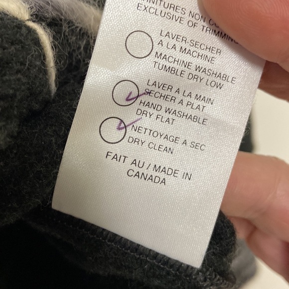 Made in Canada 🍁 ribbons of yarn and chunky collar and cuffs - Picture 9 of 9